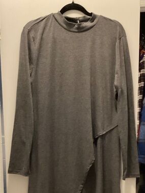 New York & Company Long Gray Top. XL